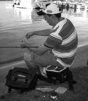 A good carry bag for comfortably storing and transporting equipment is essential when lure fishing from the shore.